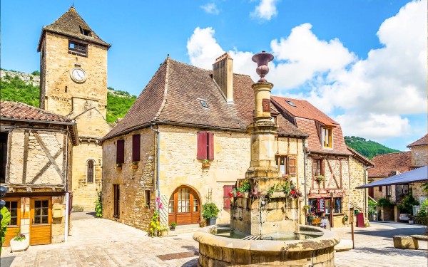 Frankrijk Autoire 1 Dordogne Lot vakantiepark luxe villa zwembad plus beaux village bergen.jpg