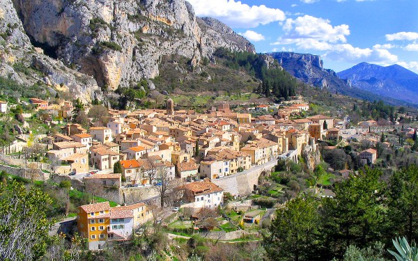 Moustiers Sainte Marie 18 gouden ster Frankrijk Provence vakantie plus beaux village faience.jpg