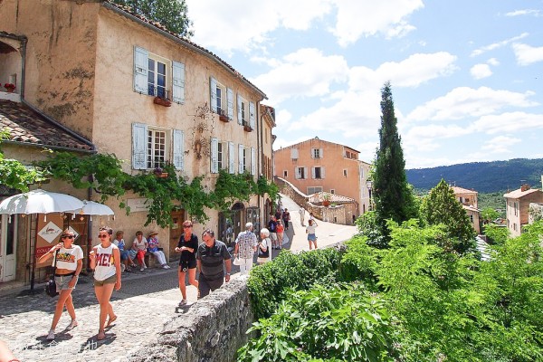 Moustiers Sainte Marie 26 gouden ster Frankrijk Provence vakantie plus beaux village faience.jpg