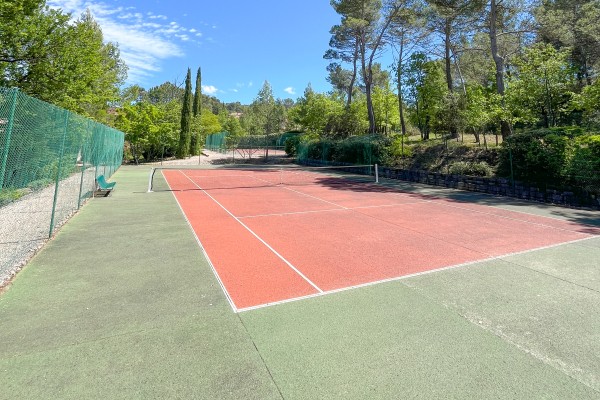 Jardin du Golf f14 tennisbaan Provence vakantiepark middellandse zee Frankrijk luxe villa.jpg