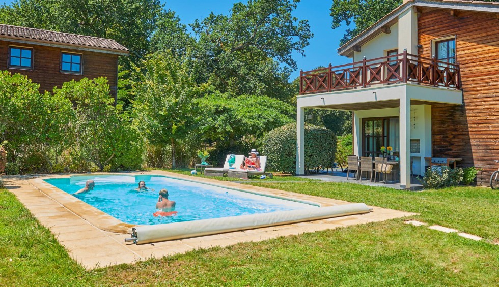 Fronsac 5b zwembad piscine Frankrijk luxe villa vakantiepark Aquitaine Gironde  animatie kinderen re