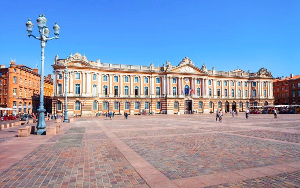 Frankrijk Toulouse 10 vakantie place capitole toerisme luxe villa vakantiehuis bergen wandelen.jpg