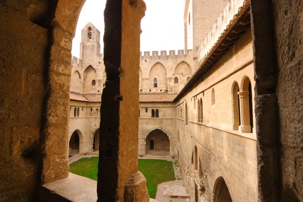 Paleis Avignon 4 paus Frankrijk palais papes vakantie villa middeleeuwen festival.jpg