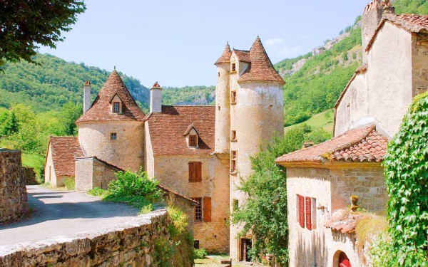 Frankrijk Autoire 5 Dordogne Lot vakantiepark luxe villa zwembad plus beaux village bergen.jpg